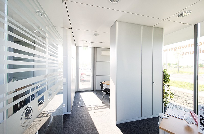 Premiumausstattung im Bürocontainer: Glastrennwand, Klima, Smartsteuerung Innenraum eines hochwertig ausgestatteten Bürocontainers