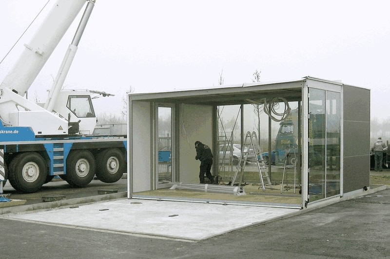 Montage eines Bürocontainers mit Mobilkran Bürocontainer wird mit Kran aufgestellt